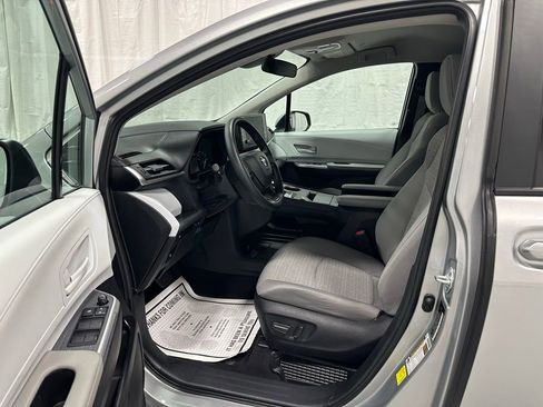 Used 2025 Toyota Sienna LE FWD image 10