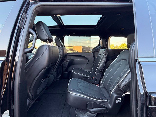 Used 2026 Chrysler Pacifica Limited FWD image 17