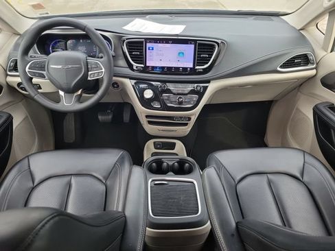 Used 2023 Chrysler Pacifica Touring-L FWD image 15