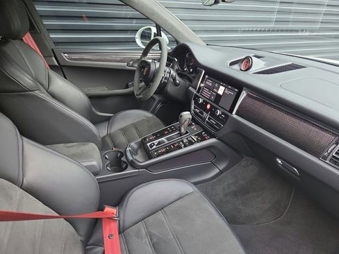 Certified 2026 Porsche Macan GTS image 18