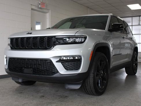 Certified 2025 Jeep Grand Cherokee Limited w/ Black Appearance Package image 21