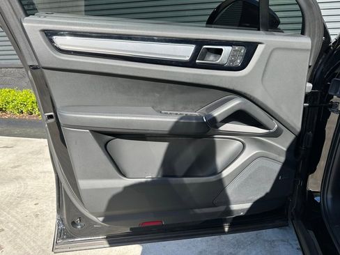 Used 2022 Porsche Cayenne Platinum Edition image 18