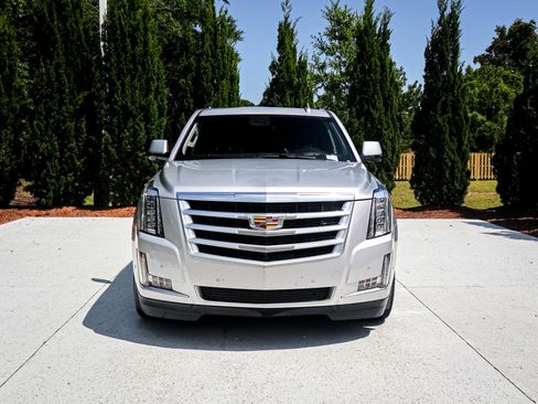 Used 2018 Cadillac Escalade ESV Luxury RWD image 3