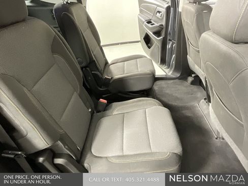 Used 2020 Chevrolet Traverse LT image 27