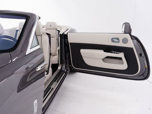 Certified 2018 Rolls-Royce Dawn RWD image 18