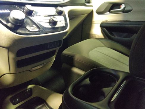 Used 2021 Chrysler Pacifica Touring FWD image 26