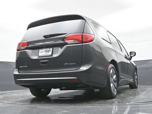 Used 2018 Chrysler Pacifica Limited w/ Advanced Safetytec Group FWD image 41