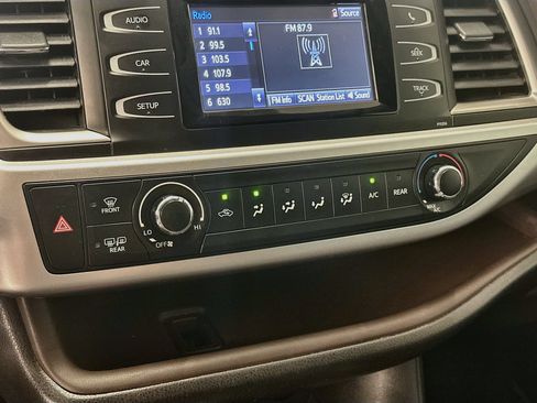 Used 2018 Toyota Highlander LE AWD/4WD image 23