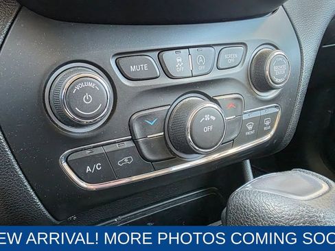 Used 2019 Jeep Cherokee Latitude w/ Cold Weather Group image 19