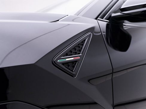 Used 2022 Lamborghini Urus image 18