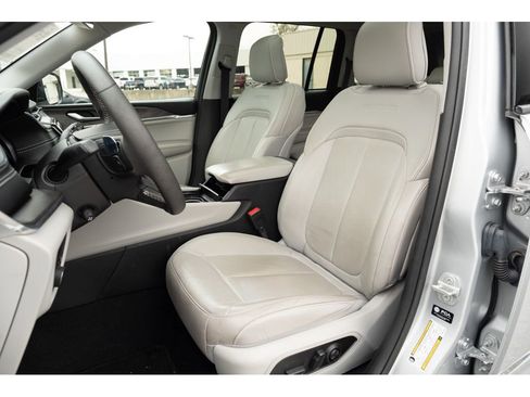 Used 2023 Jeep Grand Cherokee Overland image 11