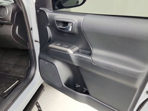 Used 2018 Toyota Tacoma TRD Sport image 25