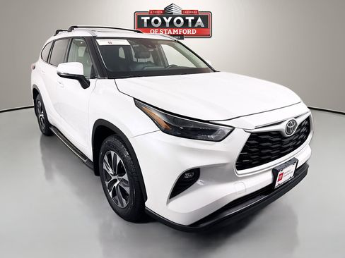 Certified 2022 Toyota Highlander XLE image 1