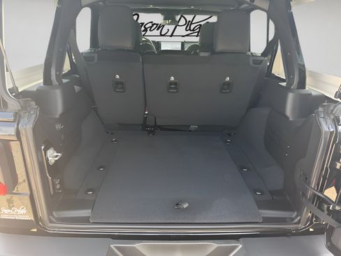 Used 2025 Jeep Wrangler Unlimited Sport AWD/4WD image 15