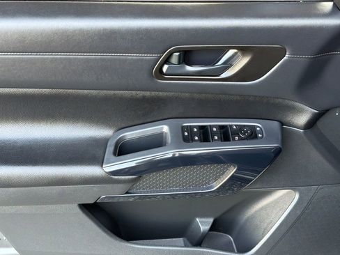 Used 2025 Nissan Pathfinder SV image 3