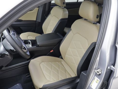 Used 2025 Volkswagen Atlas Cross Sport SE image 13