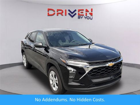Used 2025 Chevrolet Trax LS FWD image 1