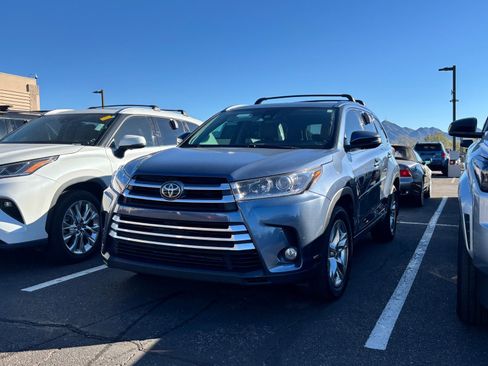 Used 2017 Toyota Highlander Limited image 2
