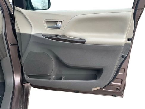 Used 2019 Toyota Sienna XLE image 17