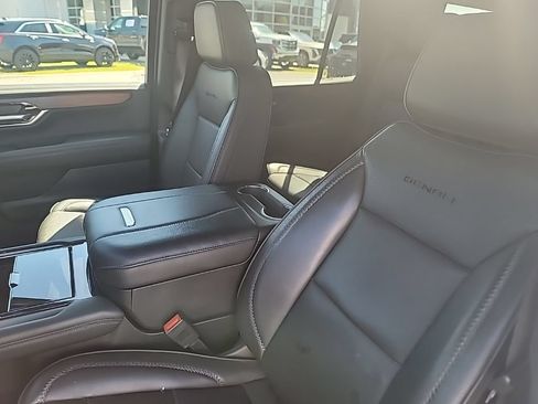 Used 2025 GMC Yukon Denali RWD image 19