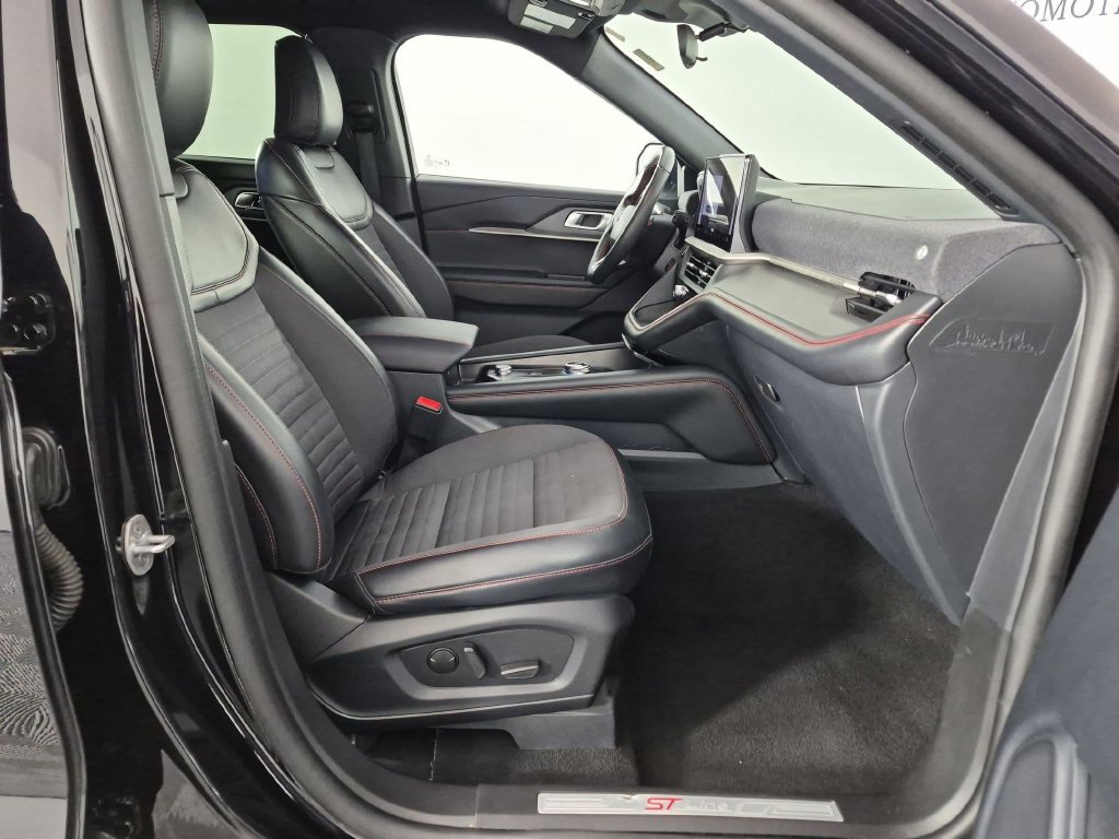 Used 2025 Ford Explorer ST-Line w/ ST-Line Street Pack AWD/4WD image 35