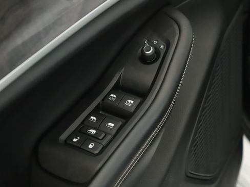 Used 2023 Jeep Grand Cherokee Limited w/ Black Appearance Package AWD/4WD image 8
