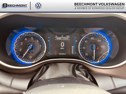 Used 2017 Chrysler Pacifica Touring-L image 12