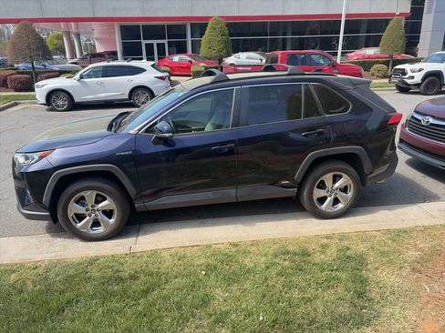 Used 2021 Toyota RAV4 XLE Premium image 6