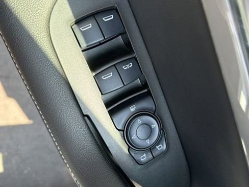 Used 2025 Chevrolet Blazer LT w/ Convenience Package image 8