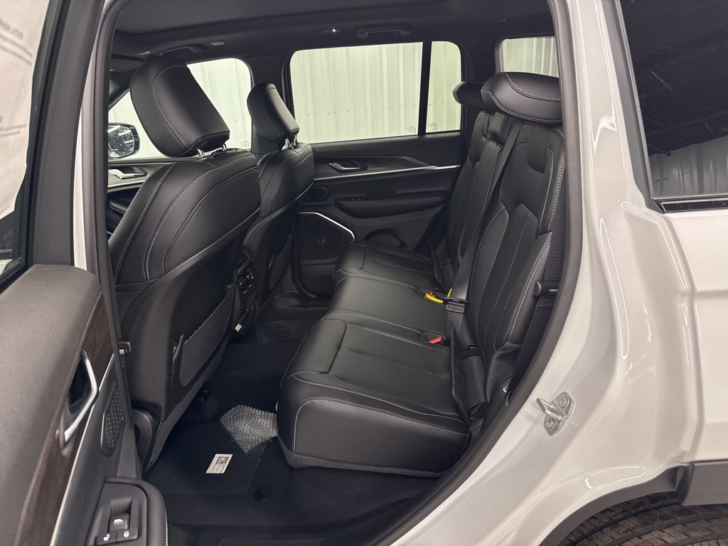 New 2026 Jeep Grand Cherokee Limited AWD/4WD image 11