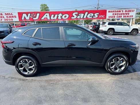 Used 2025 Chevrolet Trax LT w/ LT Convenience Package FWD image 4