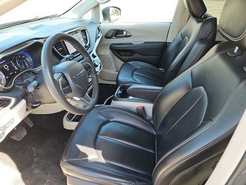 Used 2023 Chrysler Pacifica Touring-L image 19
