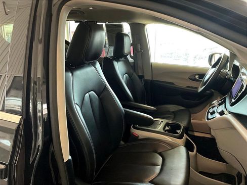 Used 2023 Chrysler Pacifica Touring-L image 11