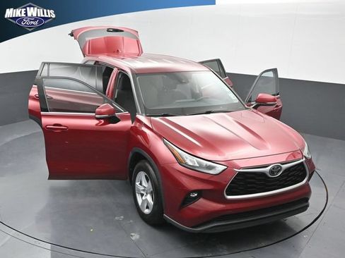 Used 2020 Toyota Highlander LE FWD image 25