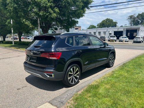 Certified 2024 Volkswagen Taos SE w/ Panoramic Sunroof Package FWD image 5