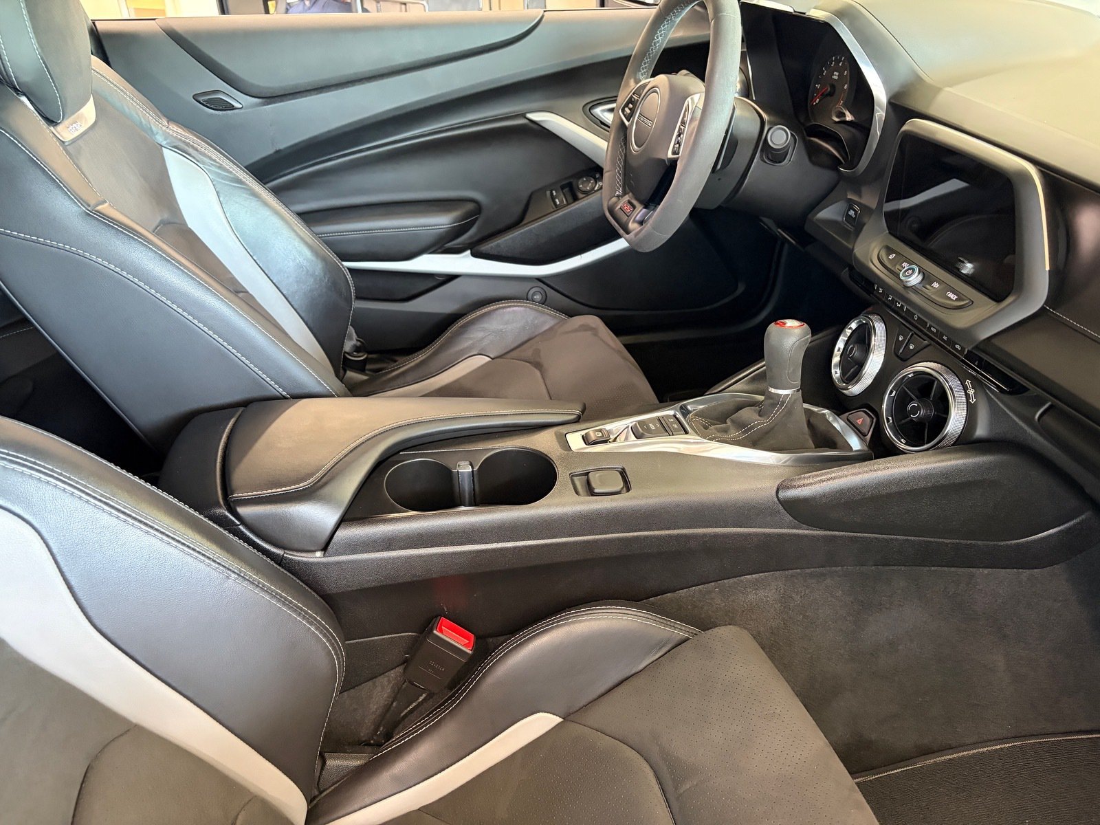 Used 2018 Chevrolet Camaro SS RWD image 11