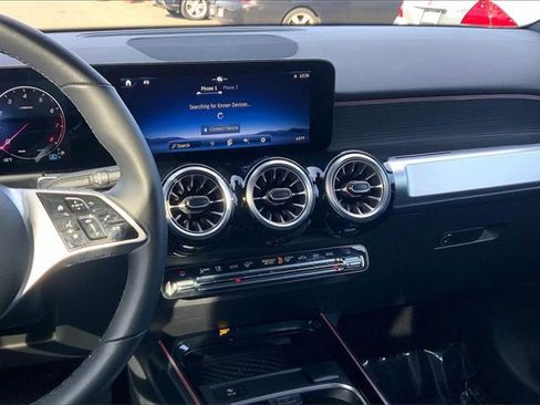 Used 2025 Mercedes-Benz GLB 250 4MATIC image 5