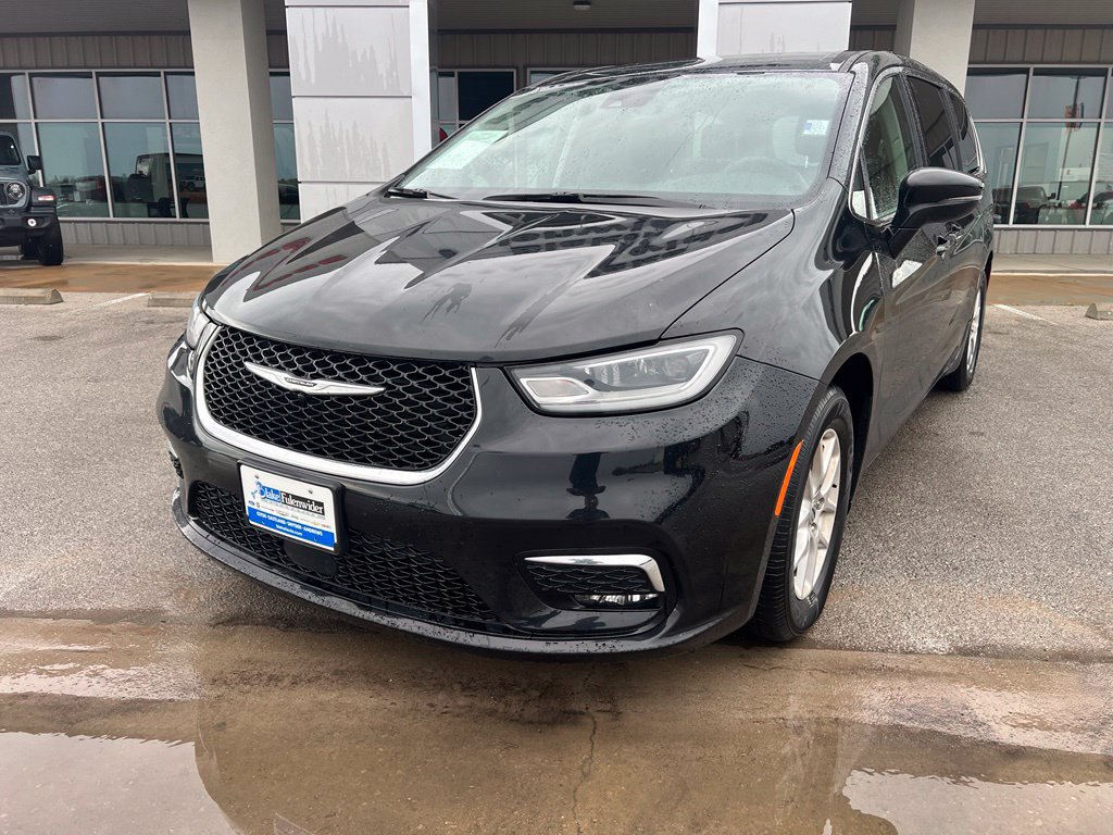Used 2024 Chrysler Pacifica Touring-L FWD image 1