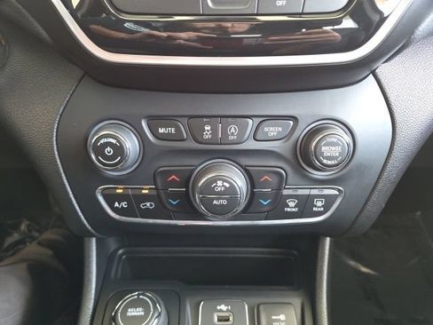 Used 2022 Jeep Cherokee Limited w/ Trailer Tow Group AWD/4WD image 64