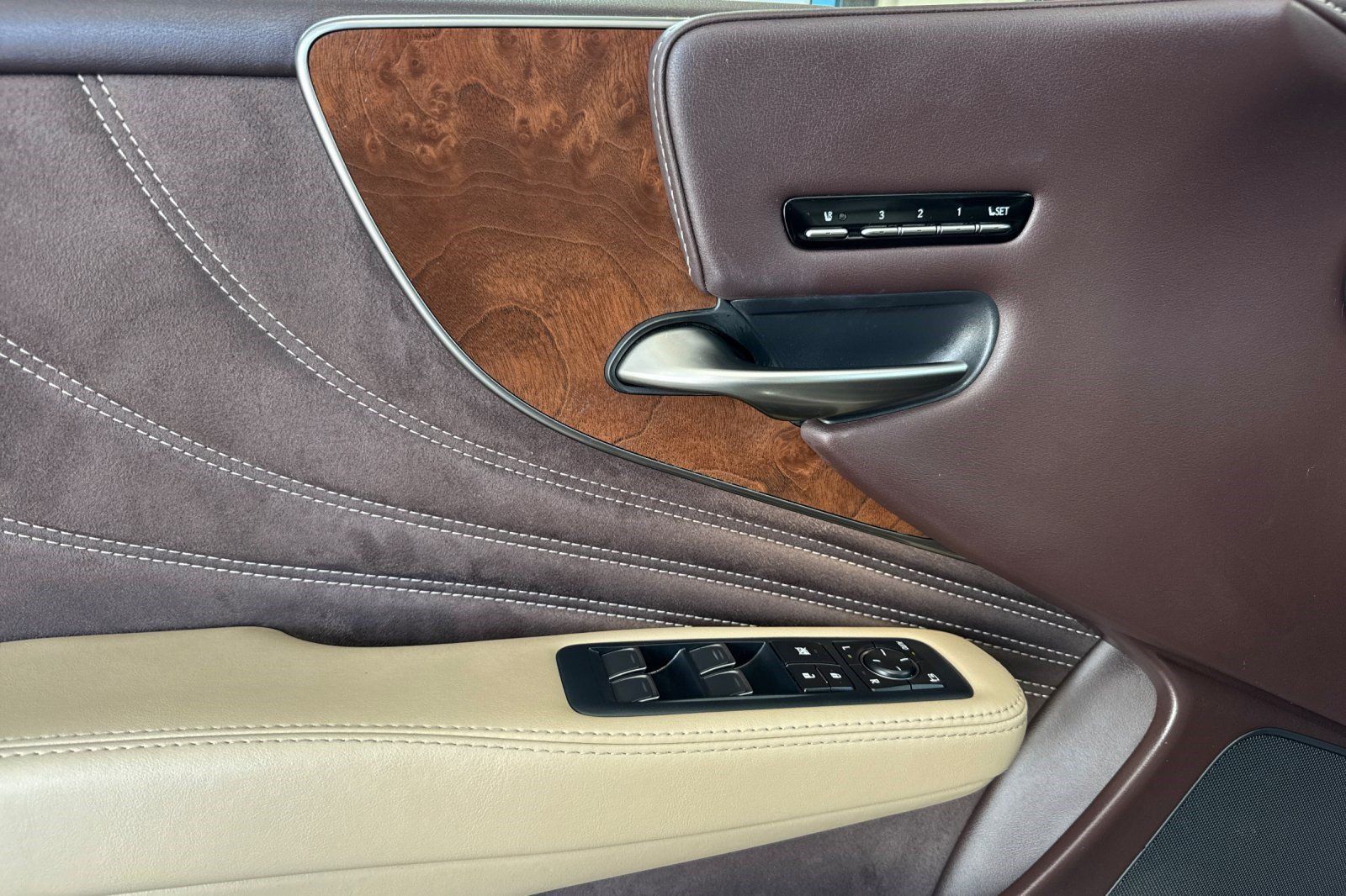 Used 2018 Lexus LS 500 w/ Accessory Package (Z2) RWD image 12