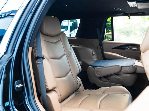 Used 2018 Cadillac Escalade Platinum RWD image 21