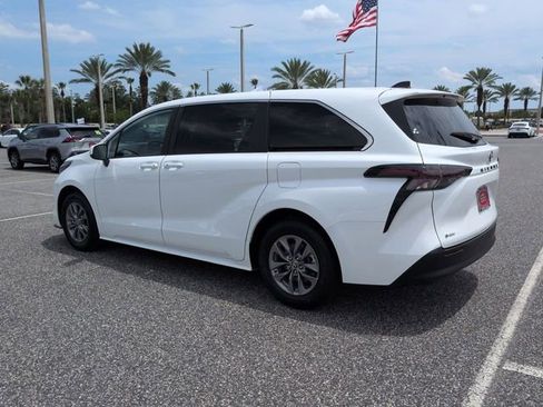 Certified 2025 Toyota Sienna LE FWD image 6