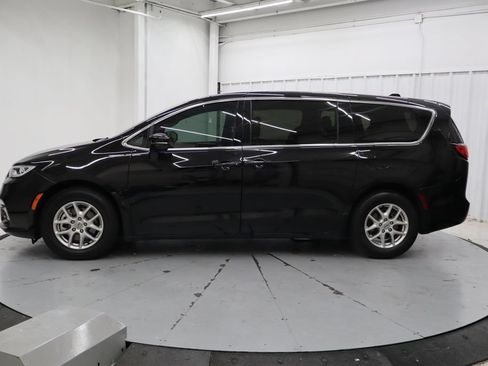 Used 2025 Chrysler Pacifica Select FWD image 6