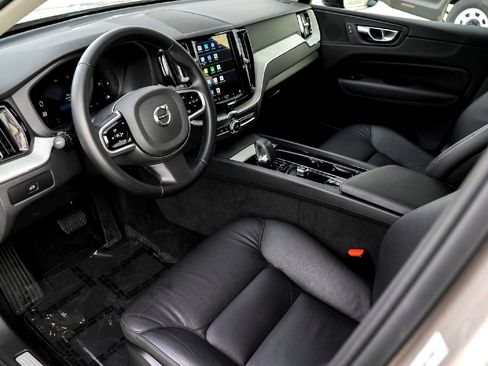 Used 2025 Volvo XC60 B5 Plus image 9