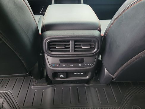 Used 2024 Honda Pilot TrailSport image 12