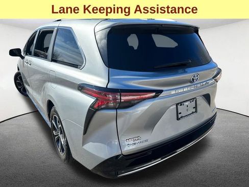 Used 2025 Toyota Sienna Platinum AWD/4WD image 8