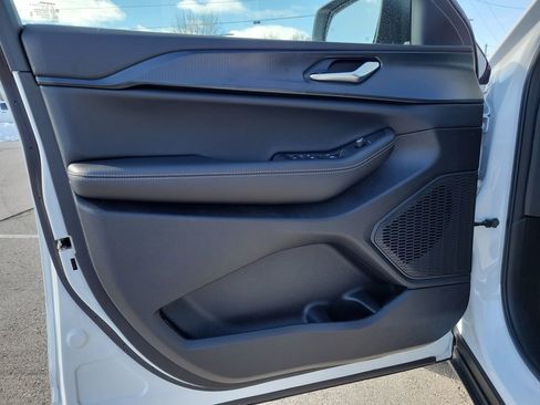 New 2025 Jeep Grand Cherokee Laredo X w/ Luxury Tech Group I image 18