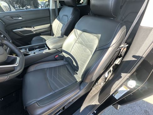 Used 2024 Nissan Pathfinder Platinum w/ Cargo Package image 13