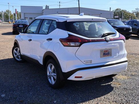 New 2025 Nissan Kicks Play S image 2