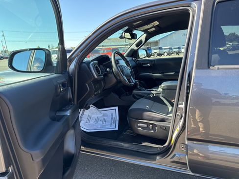 Used 2021 Toyota Tacoma TRD Sport image 11